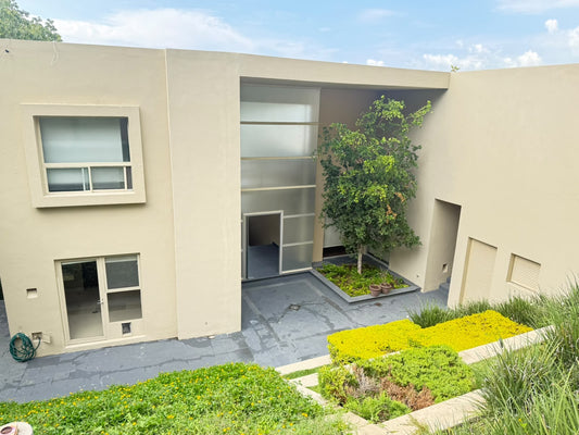 Residencia con alberca en las cañadas
