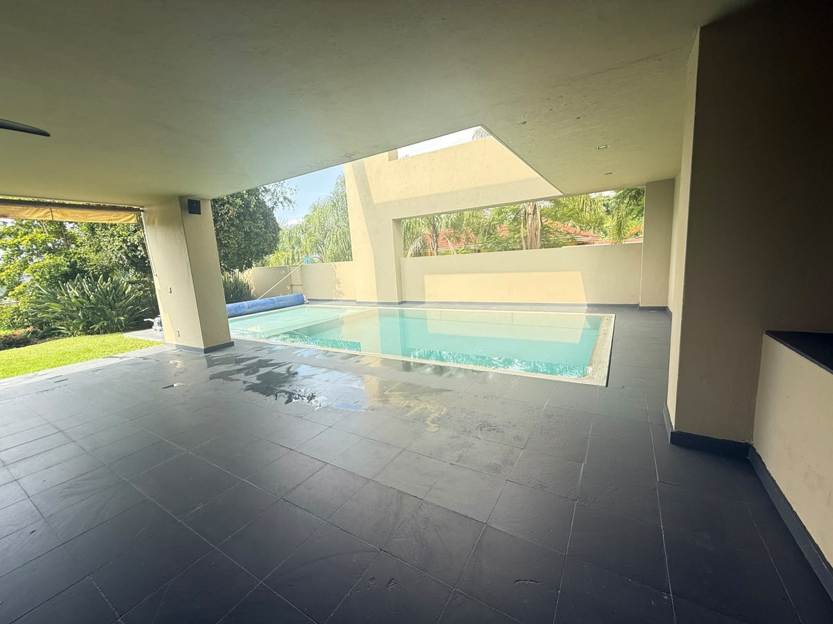 Residencia con alberca en las cañadas