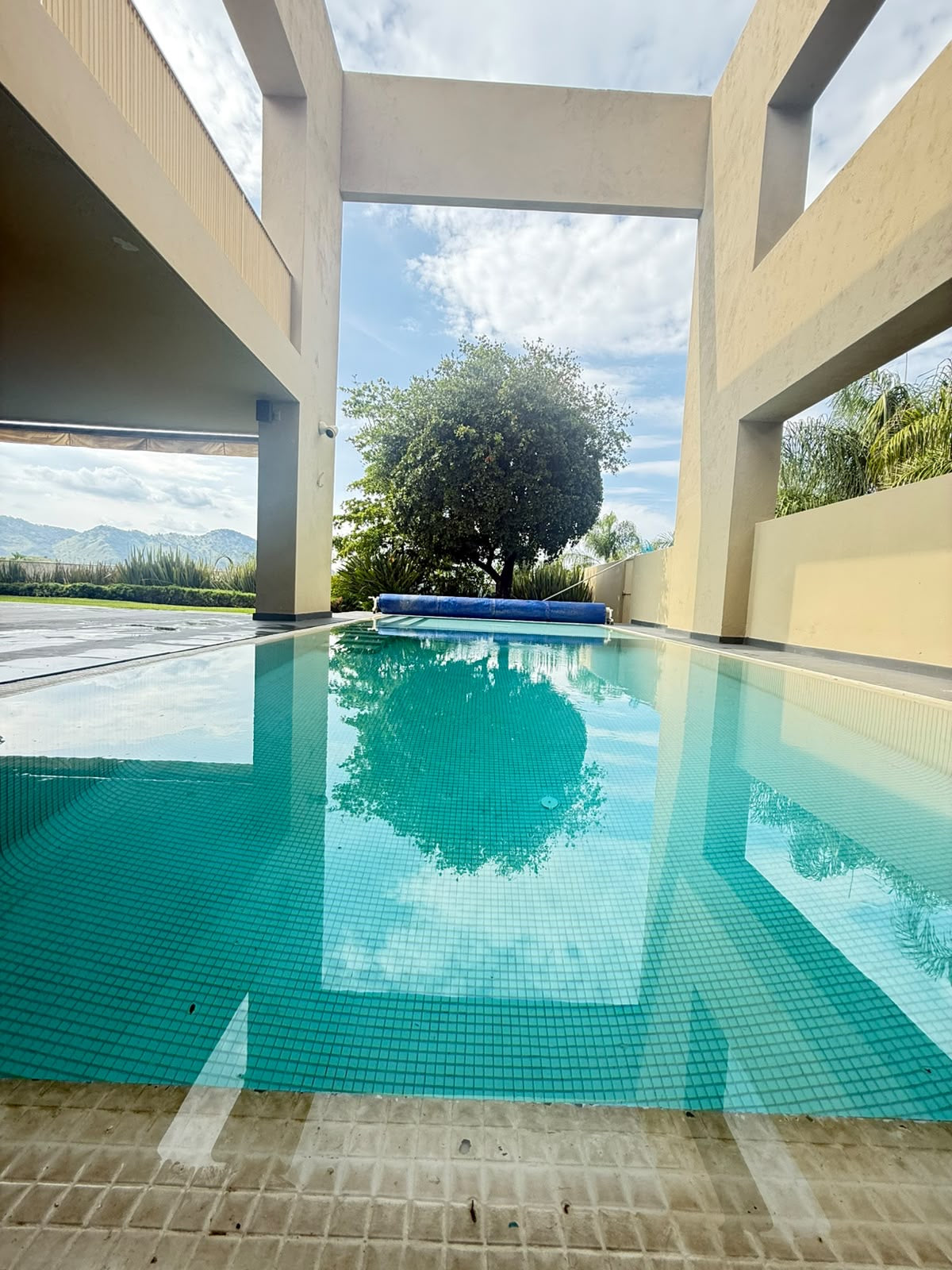 Residencia con alberca en las cañadas