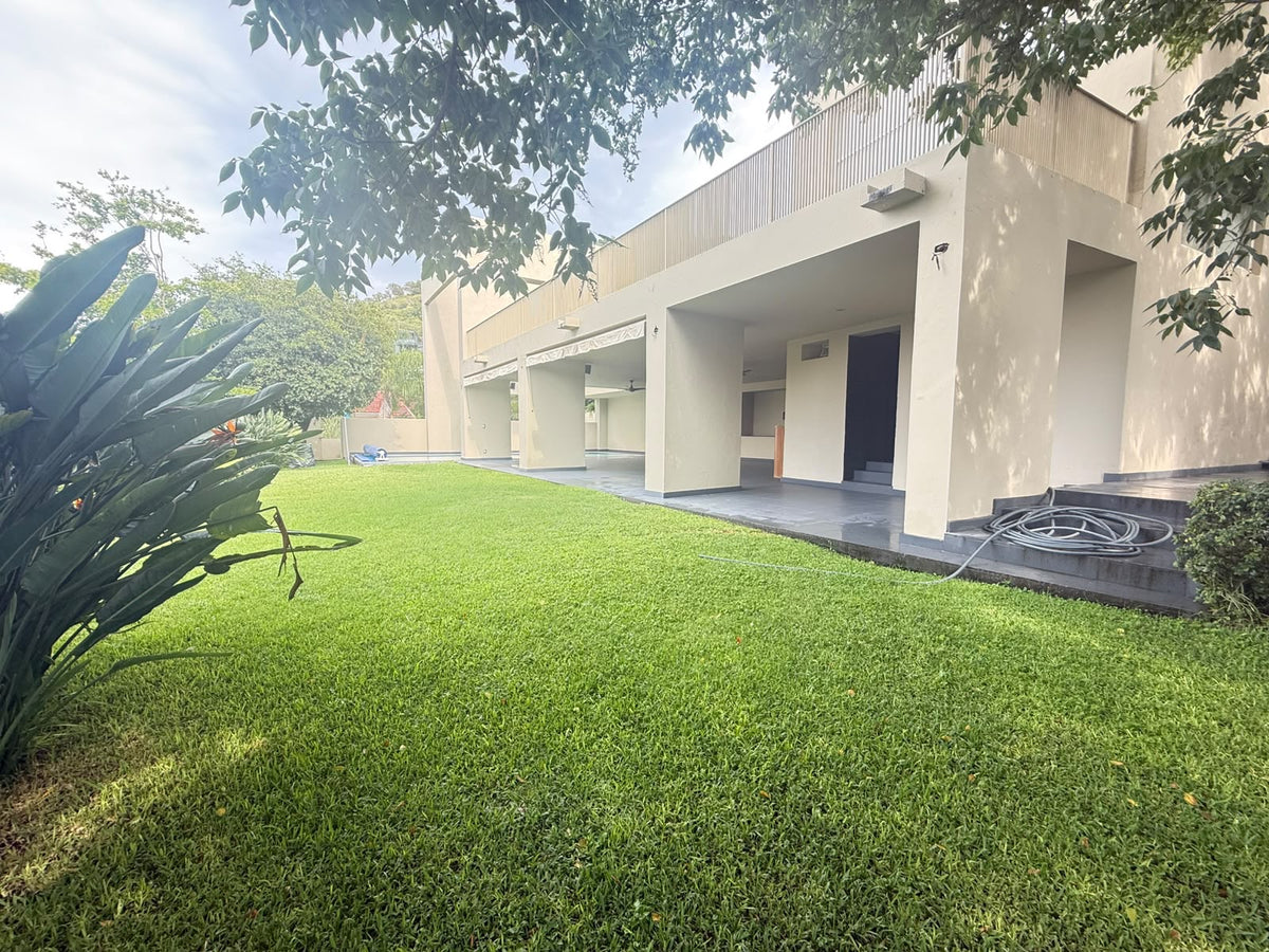 Residencia con alberca en las cañadas