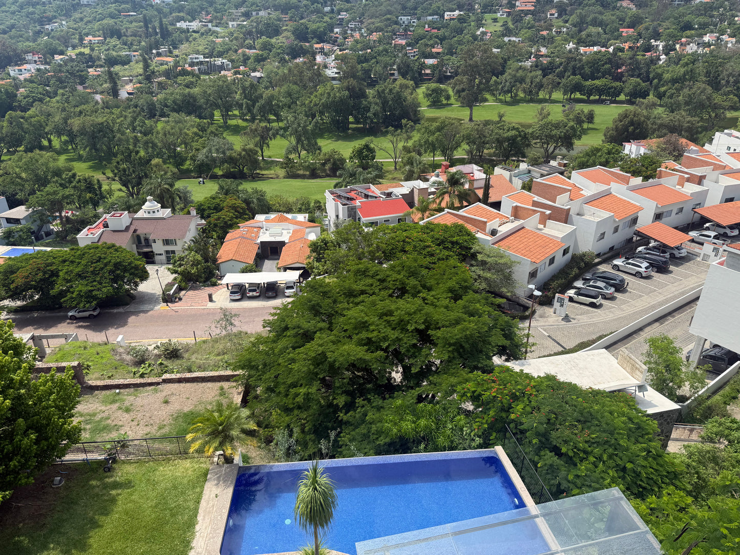 Casa en las cañadas country club con alberca
