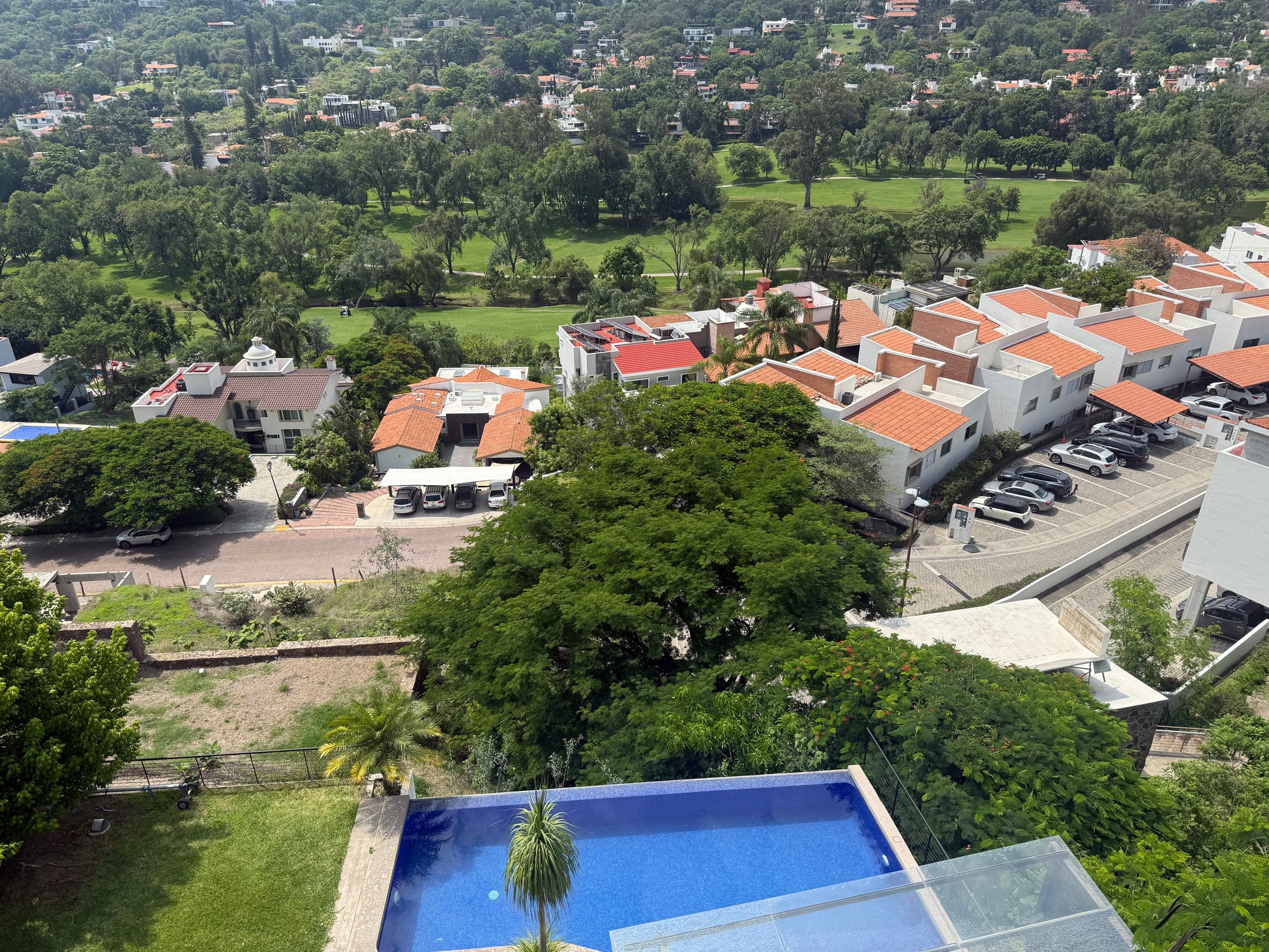 Casa en las cañadas country club con alberca